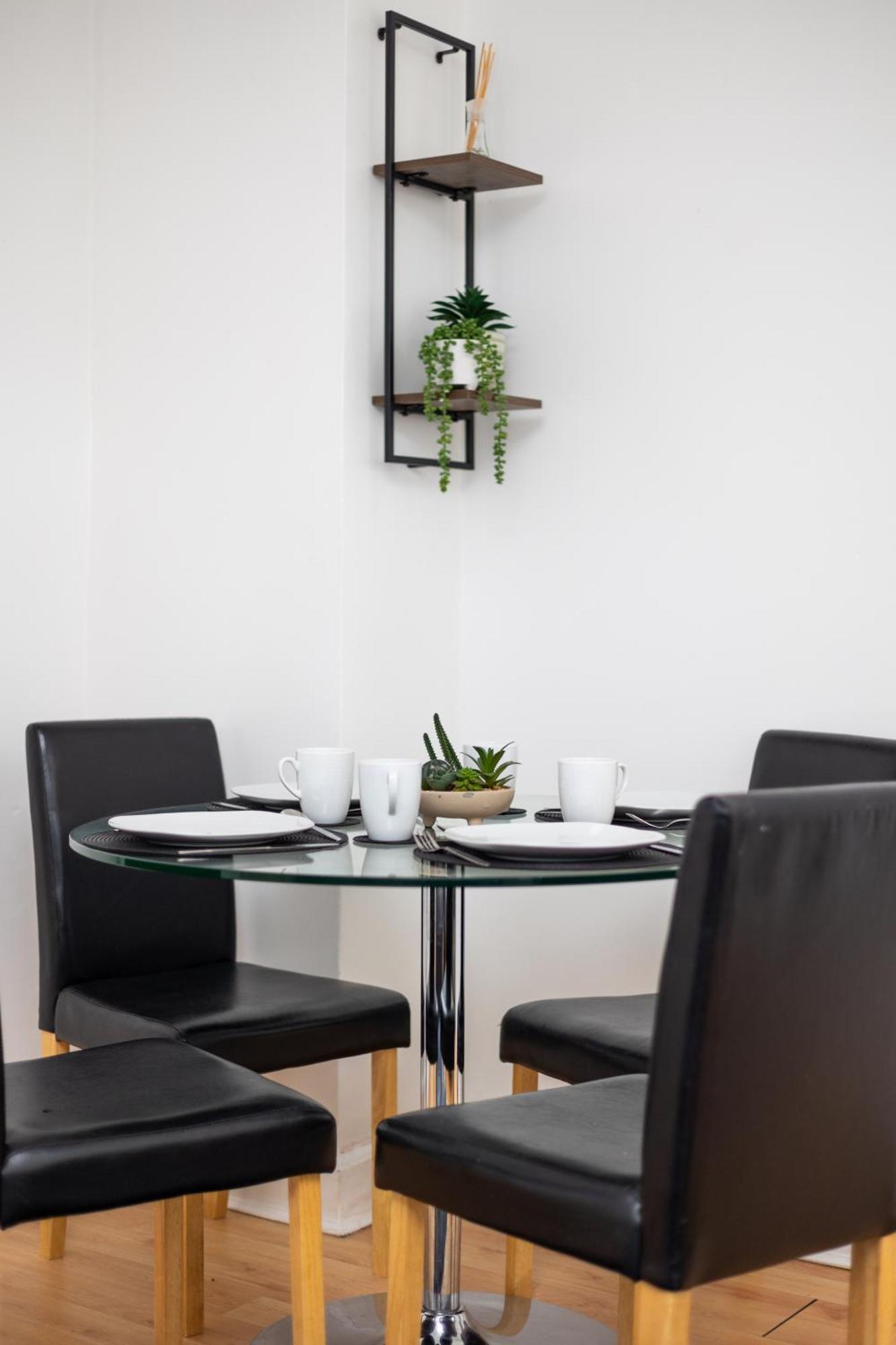 Spacious 3 Bedroom Ground Floor Apartment - 10 Mins From City Centre リーズ エクステリア 写真