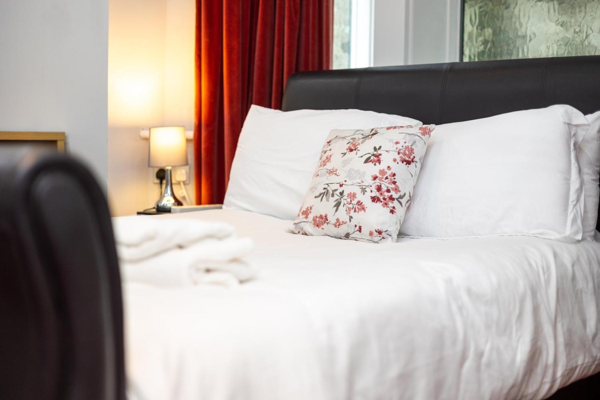 Spacious 3 Bedroom Ground Floor Apartment - 10 Mins From City Centre リーズ エクステリア 写真