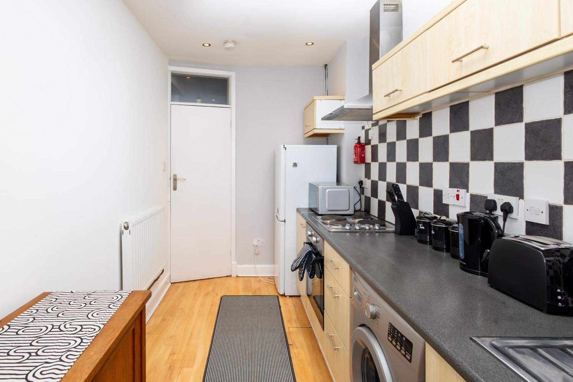 Spacious 3 Bedroom Ground Floor Apartment - 10 Mins From City Centre リーズ エクステリア 写真