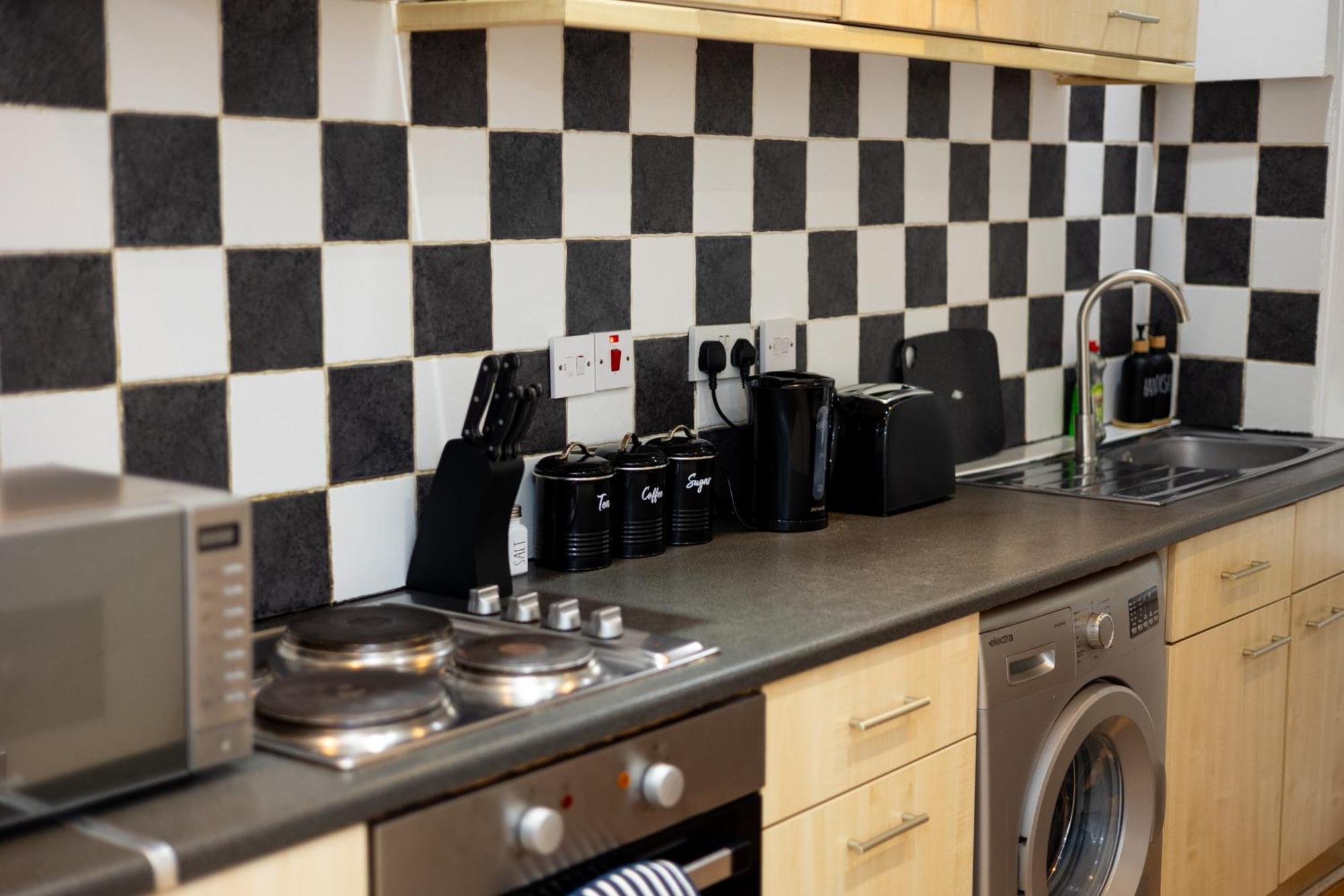 Spacious 3 Bedroom Ground Floor Apartment - 10 Mins From City Centre リーズ エクステリア 写真