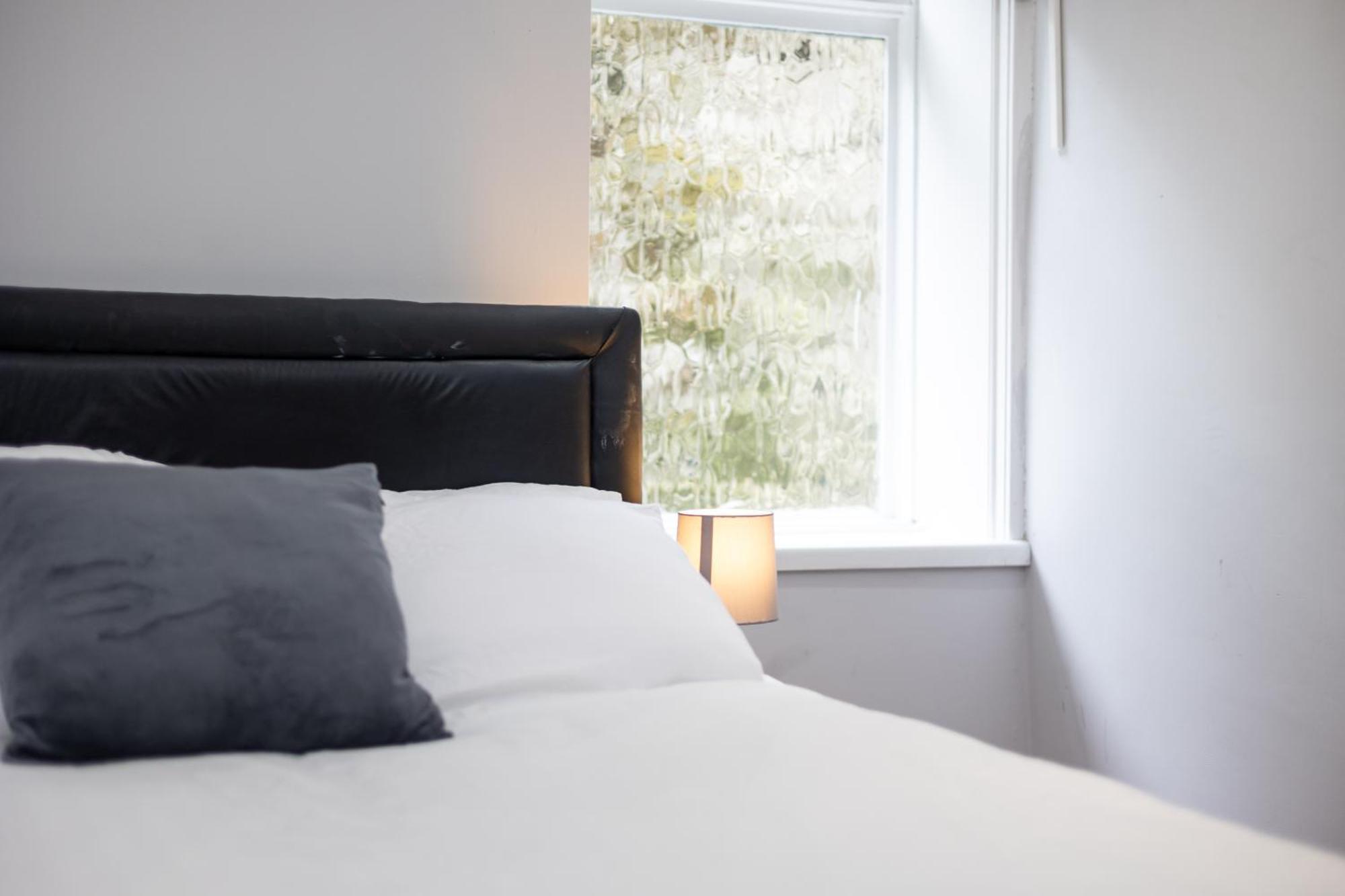 Spacious 3 Bedroom Ground Floor Apartment - 10 Mins From City Centre リーズ エクステリア 写真