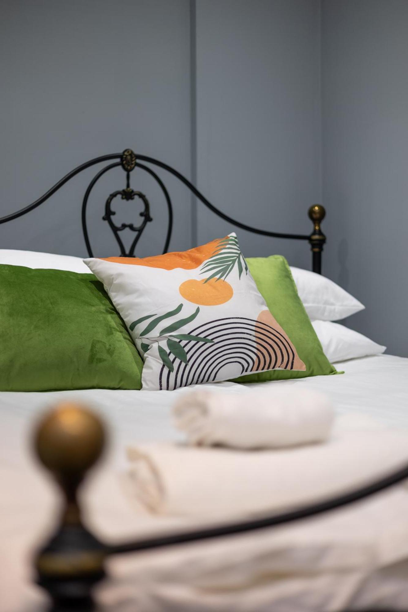 Spacious 3 Bedroom Ground Floor Apartment - 10 Mins From City Centre リーズ エクステリア 写真