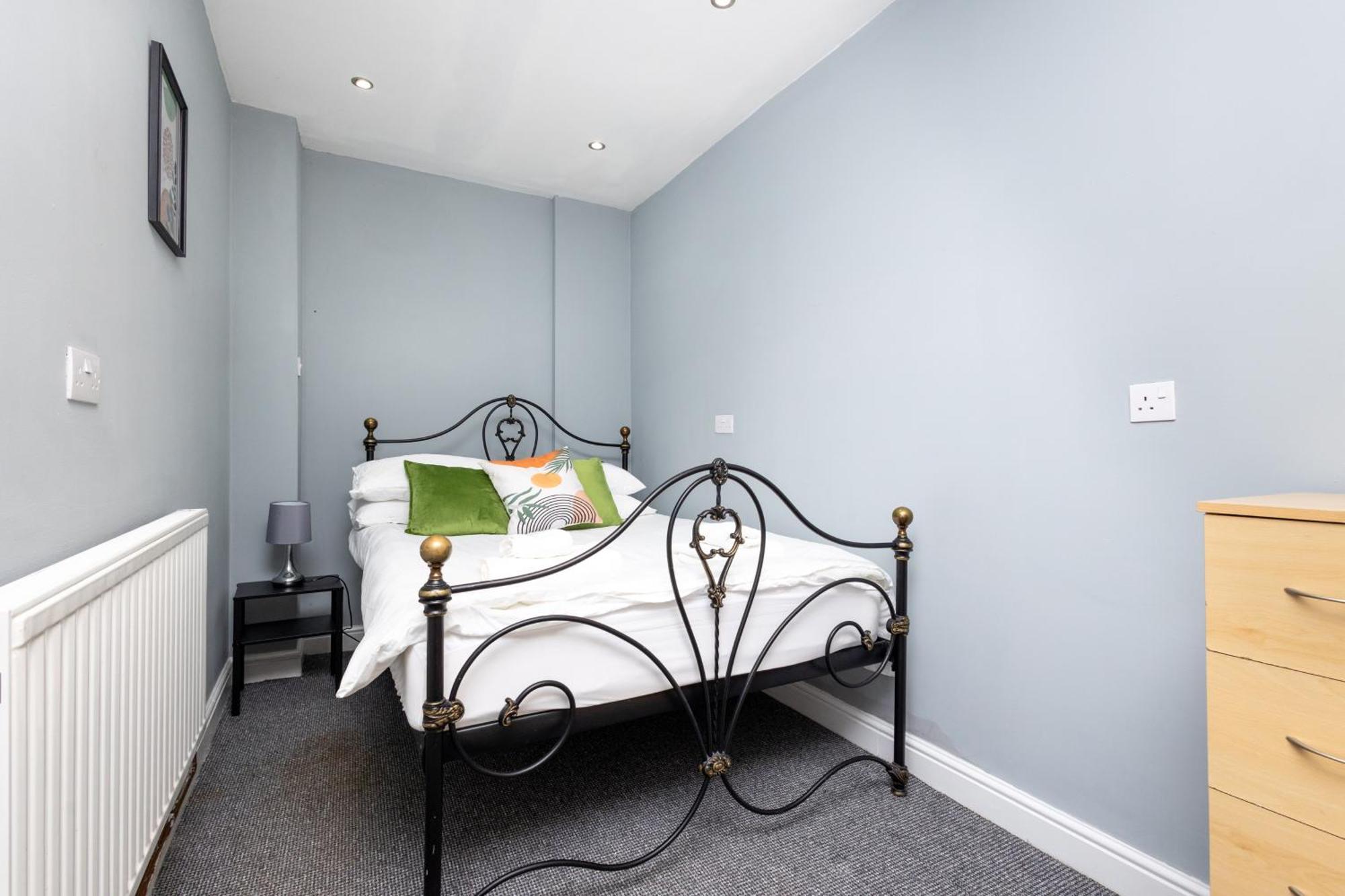 Spacious 3 Bedroom Ground Floor Apartment - 10 Mins From City Centre リーズ エクステリア 写真