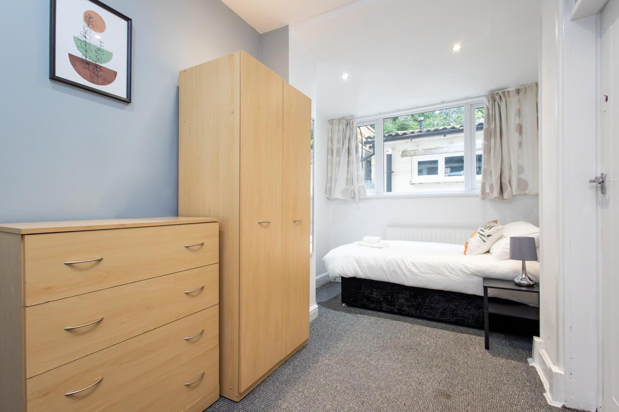 Spacious 3 Bedroom Ground Floor Apartment - 10 Mins From City Centre リーズ エクステリア 写真