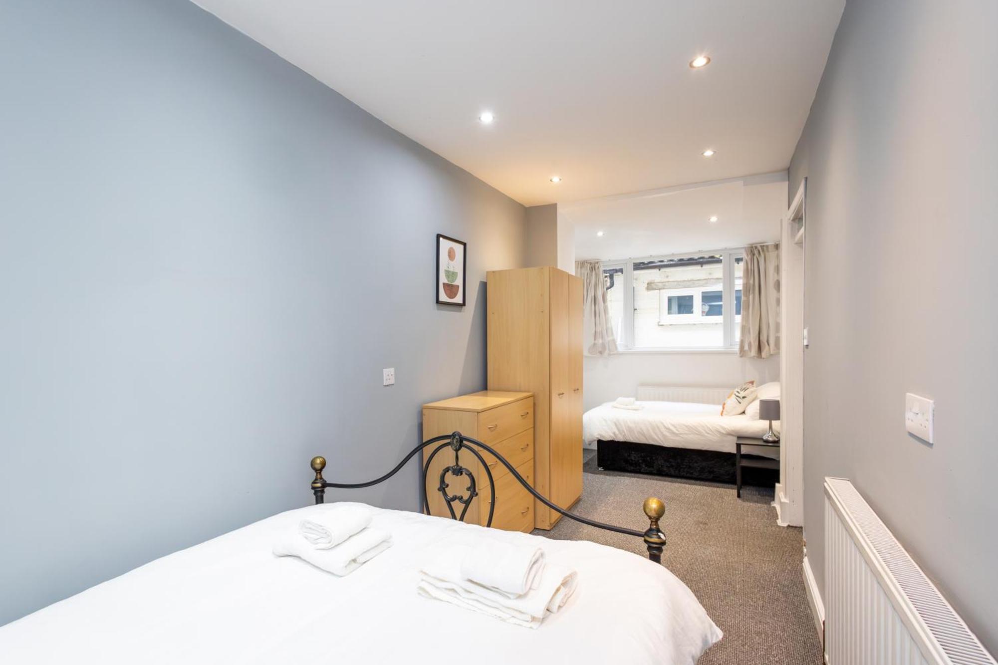 Spacious 3 Bedroom Ground Floor Apartment - 10 Mins From City Centre リーズ エクステリア 写真